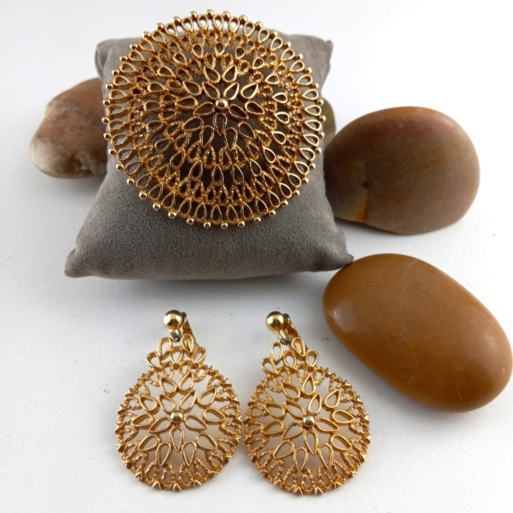 Gold Tone Sarah Coventry Brooch and Clip on Earrings